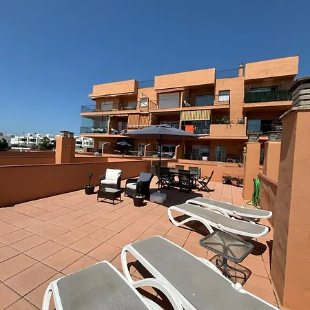 Atico Con Vistas Al Mar Y Con Piscina Frente A Castillo Sohail *