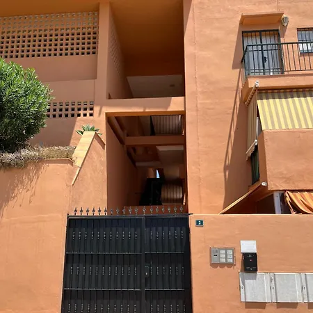 Atico Con Vistas Al Mar Y Con Piscina Frente A Castillo Sohail Fuengirola