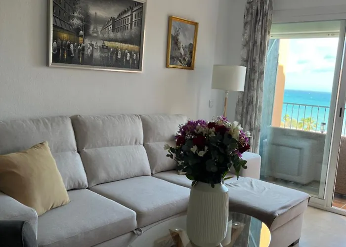 Atico Con Vistas Al Mar Y Con Piscina Frente A Castillo Sohail Daire Fuengirola