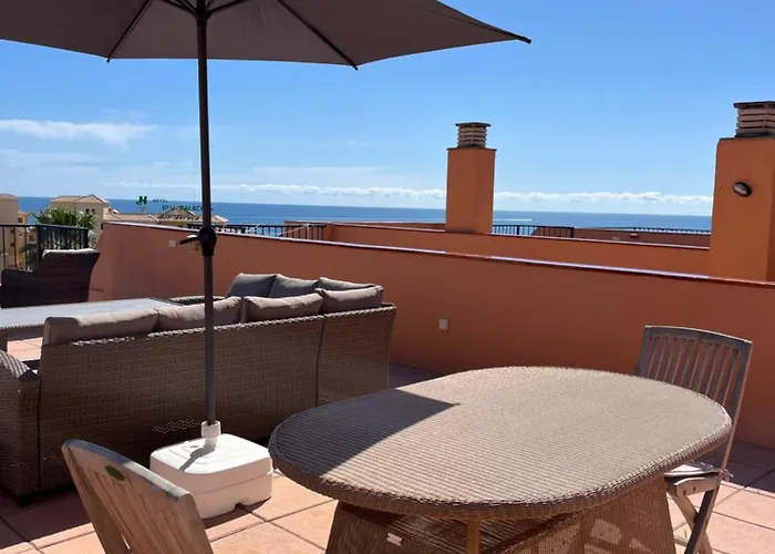 Atico Con Vistas Al Mar Y Con Piscina Frente A Castillo Sohail * Fuengirola