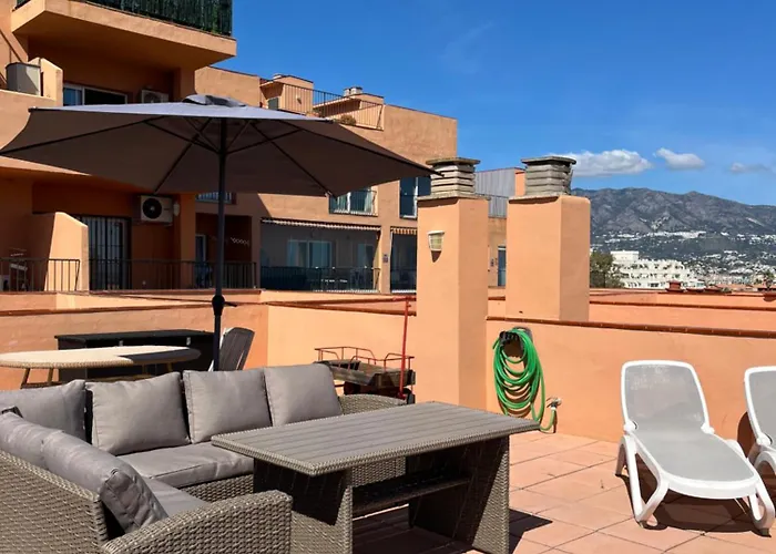 Atico Con Vistas Al Mar Y Con Piscina Frente A Castillo Sohail Daire