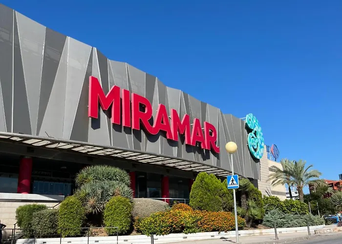 Atico Con Vistas Al Mar Y Con Piscina Frente A Castillo Sohail Apartment *