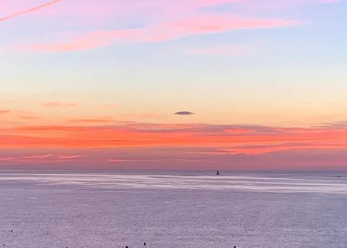 Atico Con Vistas Al Mar Y Con Piscina Frente A Castillo Sohail Apartment *